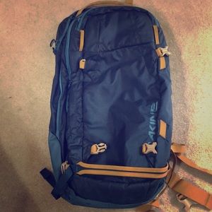 Dakine poacher 36L snowboarding backpack